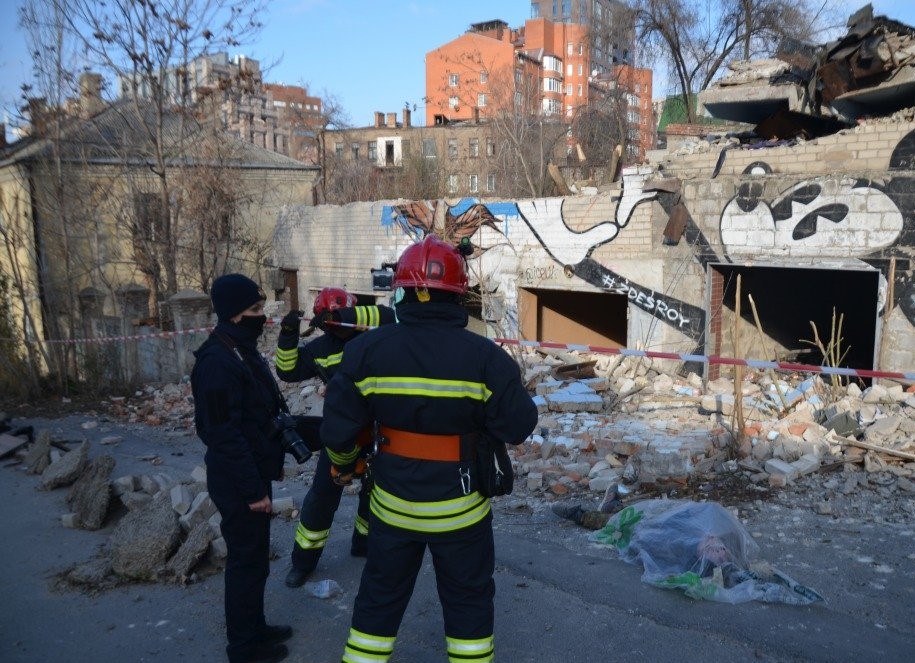 В центрі Дніпра впала бетонна плита на чоловіка (ФОТО/ВІДЕО)