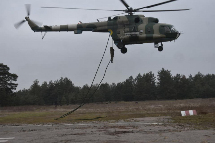 На Дніпропетровщині строковики десантувалися з гелікоптера без парашута