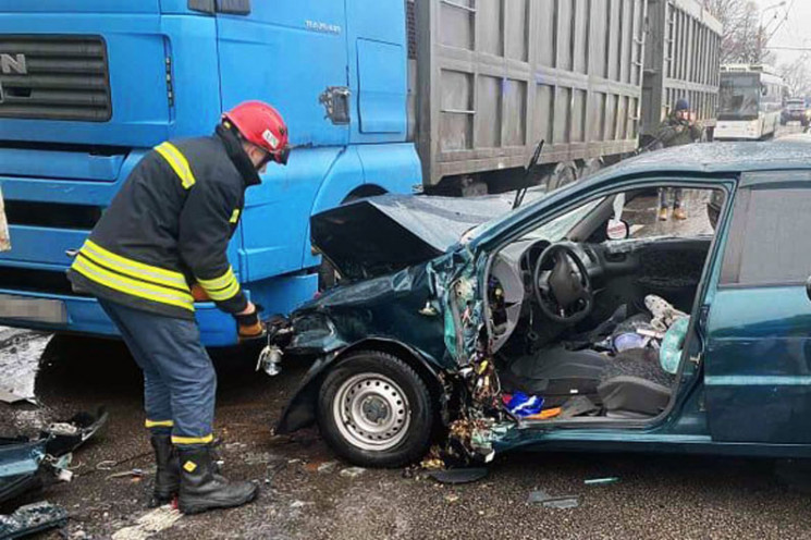 У Дніпрі водійку після ДТП вирізали з розтрощеної автівки