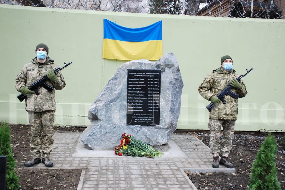 У Дніпрі встановили пам’ятник загиблим бійцям ООС Соборного району