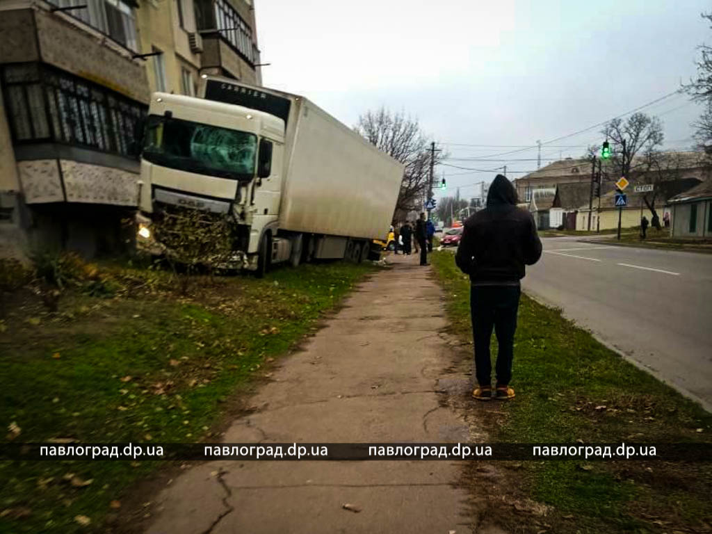 У Павлограді фура в`їхала в балкон, а мікроавтобус – у світлофор