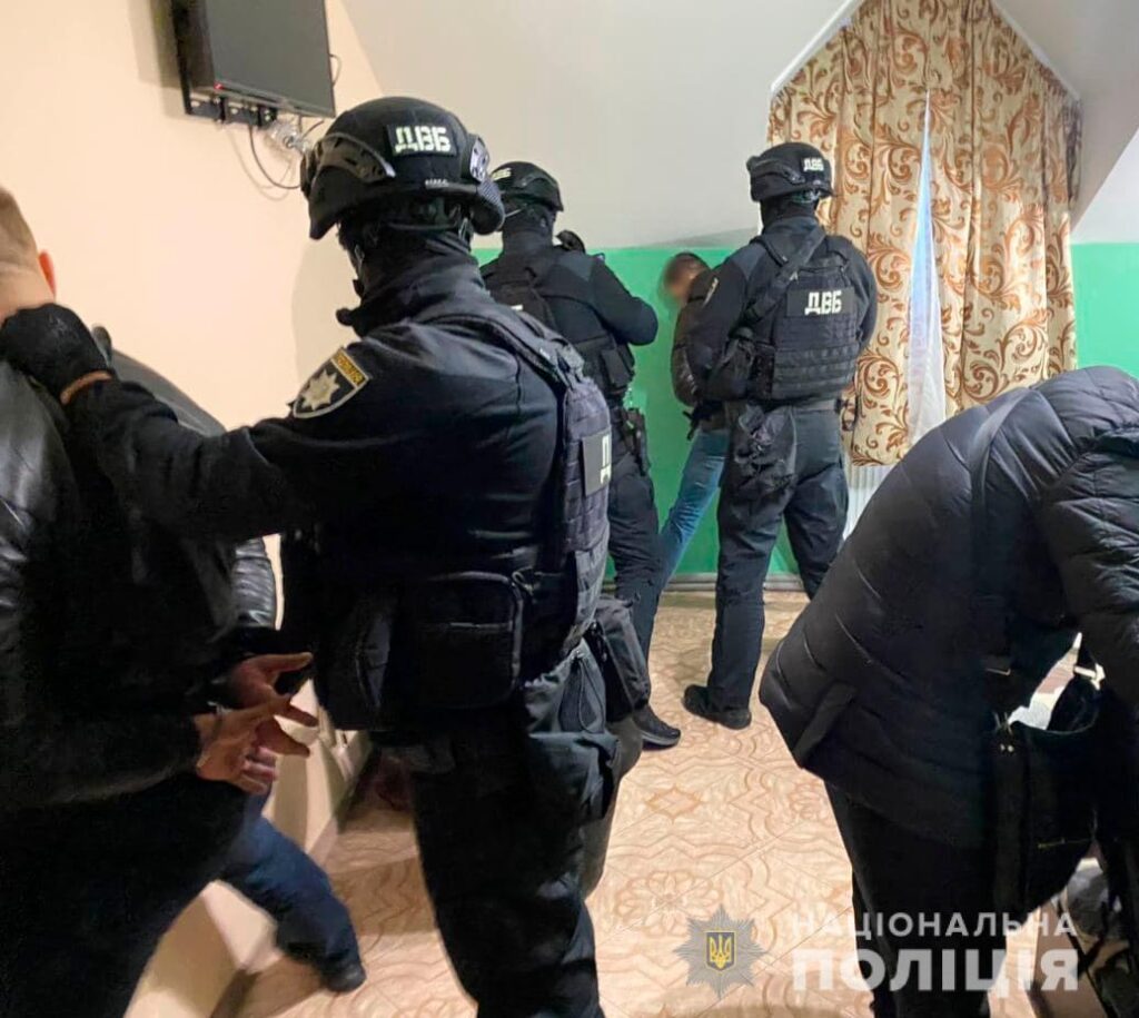 На Дніпропетровщині Національна поліція затримала учасників злочинного угрупування (фото, відео)