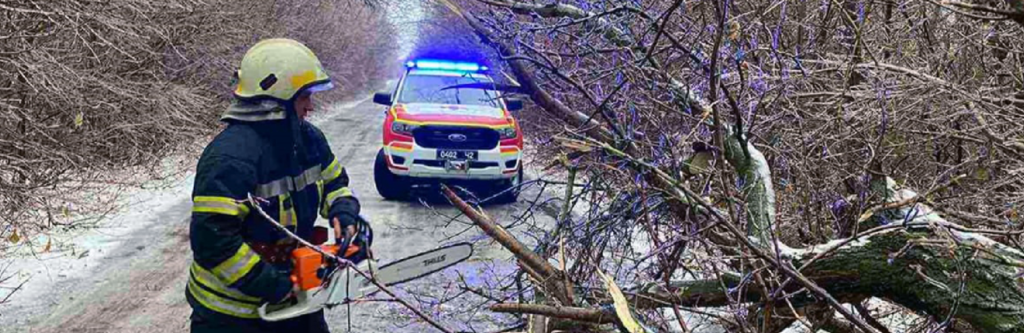 На Дніпропетровщині шквальний вітер повалив дерева, під Кривим Рогом швидка застрягла в багнюці