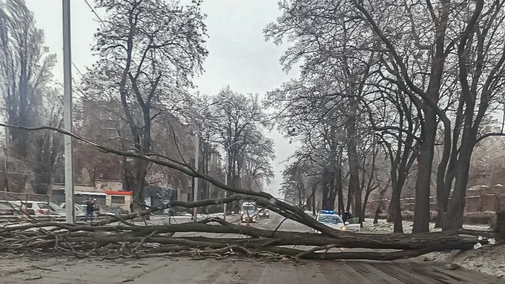 Наслідки крижаного дощу в Дніпрі: хроніка негоди (фото, відео)