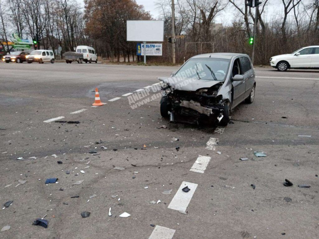 У Дніпрі на Запорізькому шосе зіткнулися Kia і Hyundai: відео моменту ДТП