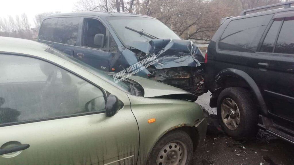 У Дніпрі на вулиці Каруни сталося потрійне ДТП: в аварії постраждали 4 людини (фото)