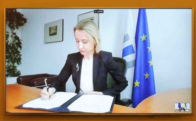 Україна та ЄІБ підписали угоди: реалізація проєктів щодо інфраструктури передбачена і на Дніпропетровщині