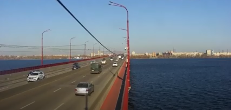 У Дніпрі по Новому мосту «літали» медичні маски (відео моменту)