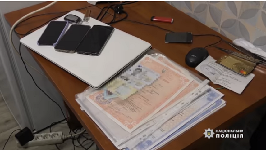 Поліція перекрила незаконний канал легалізації іноземців через фіктивний шлюб (фото, відео)