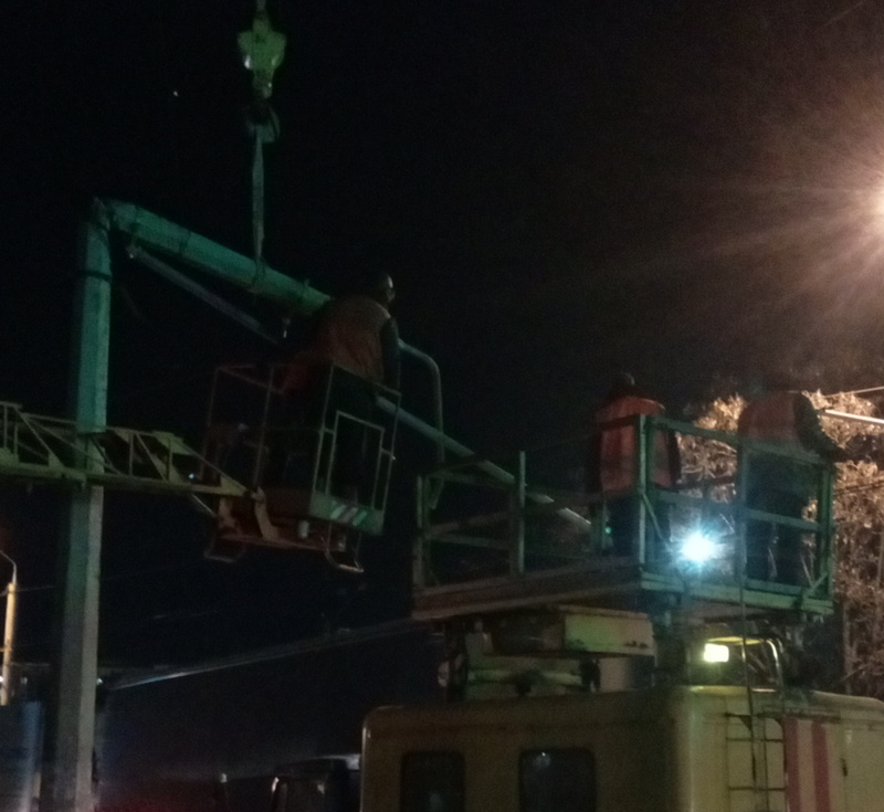 “Білки погризли”. В Дніпрі на лівому березі електроопора переломилась навпіл (ФОТО/ВІДЕО)