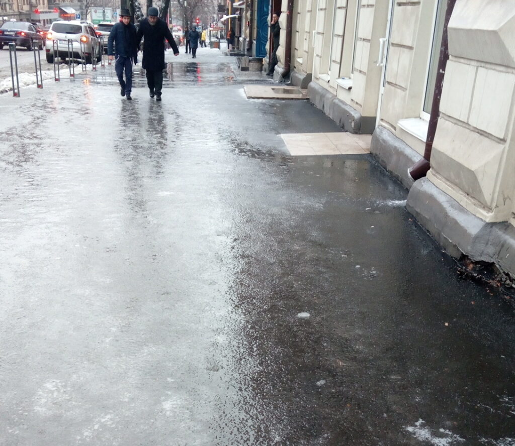 Ожеледиця вклала на лопатки комунальні служби Дніпра