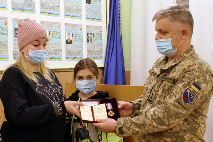 У Дніпрі родичам загиблого при пожежі десантника вручили орден