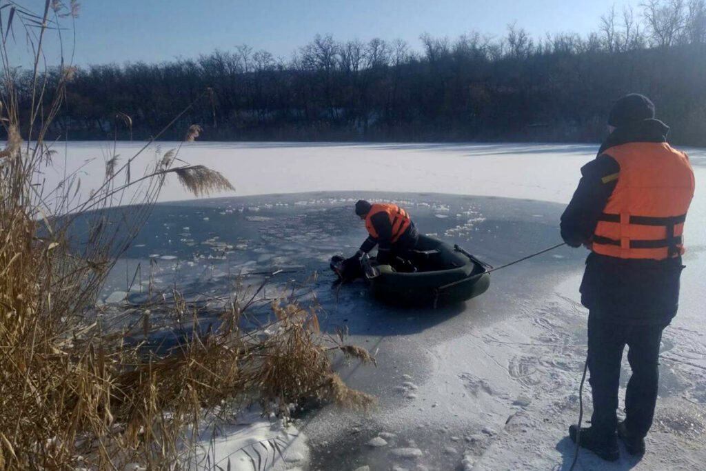 На Дніпропетровщині рятувальники дістали тіло потонулого чоловіка