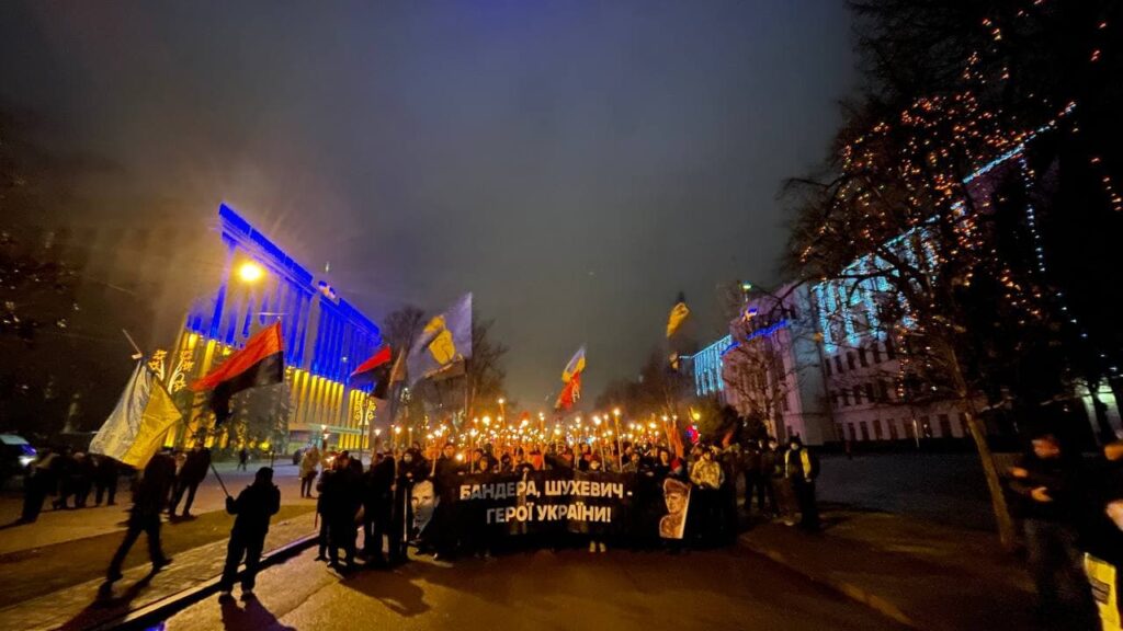 У Дніпрі відзначили річницю Бандери урочистим факельним маршем (фото)