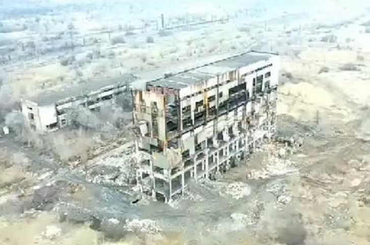 Занедбану дробильну фабрику в Кривому Розі знесли за допомогою вибухівки (відео)