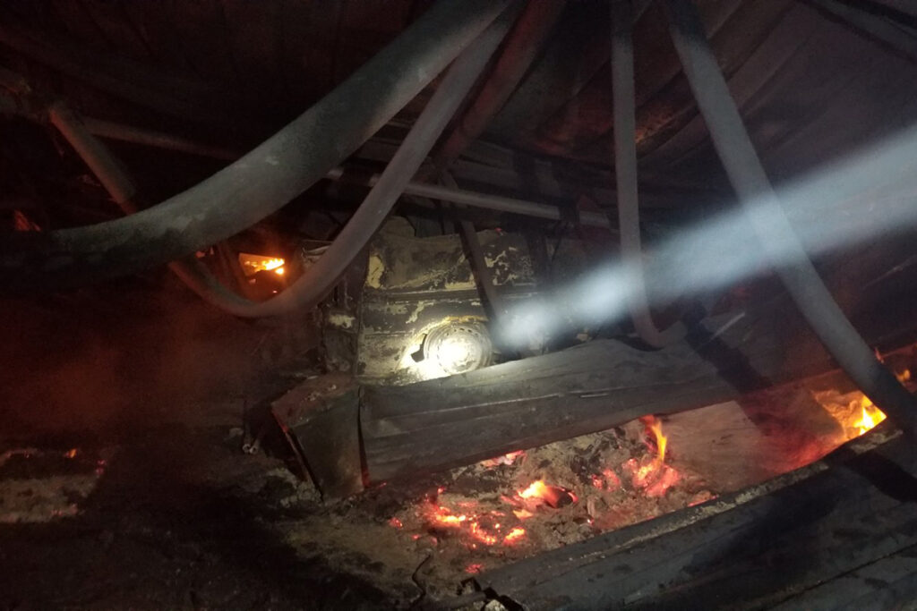 У Кривому Розі внаслідок пожежі в металевій будівлі згоріло два автомобіля