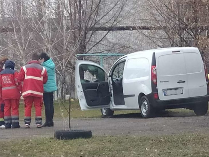 Помер за кермом і врізався в дитячу площадку