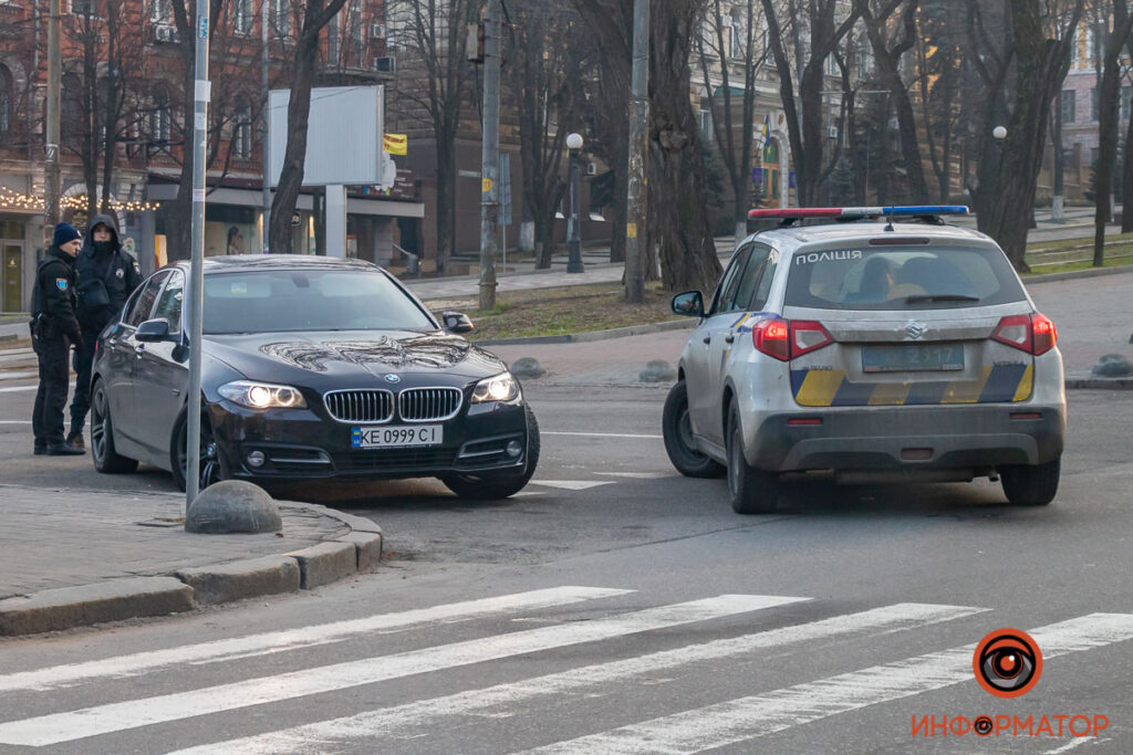 У центрі Дніпра дама на іномарці жбурнула в правоохоронців пляшку (фото, відео)