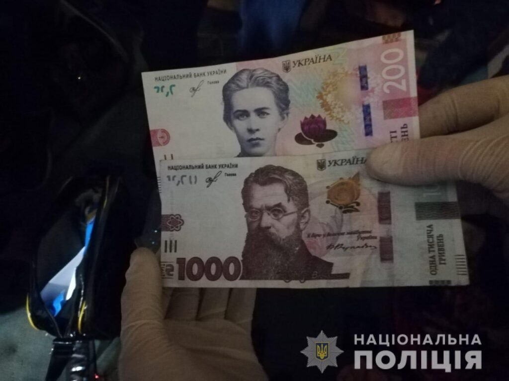 На Дніпропетровщині викрили подружжя, яке виготовляло та продавало фальшиві гроші