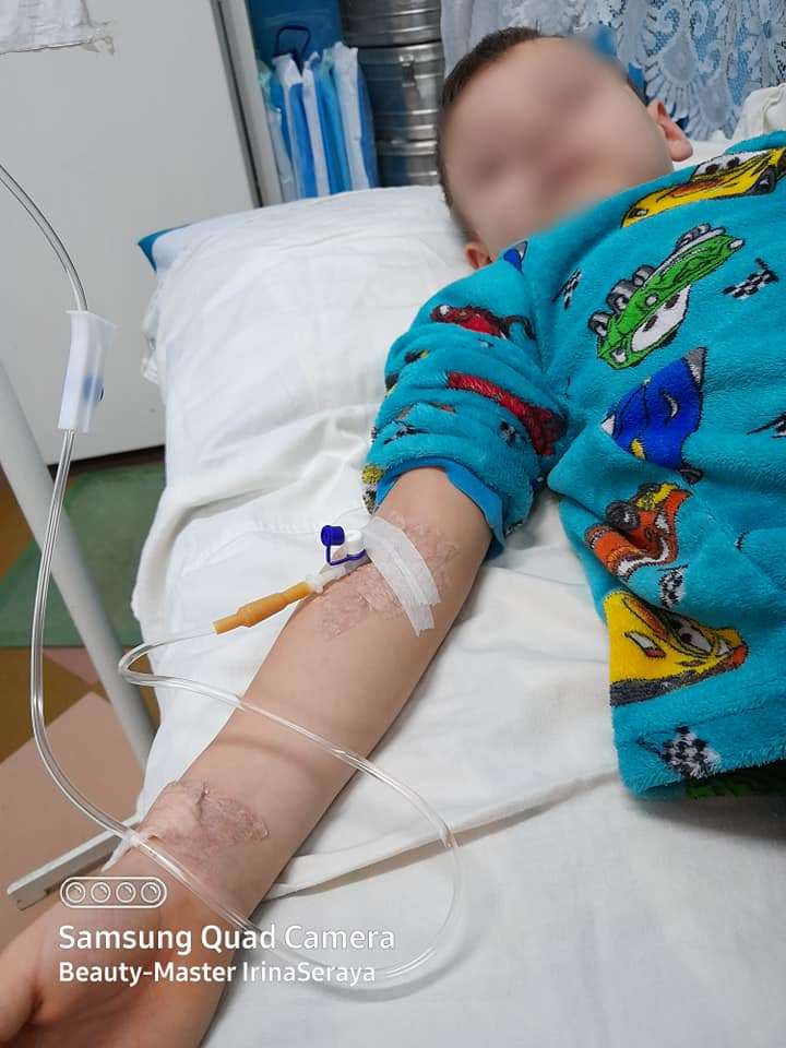 Під Дніпром троє дітей отруїлися шоколадками, а їх відправили лікувати коронавірус