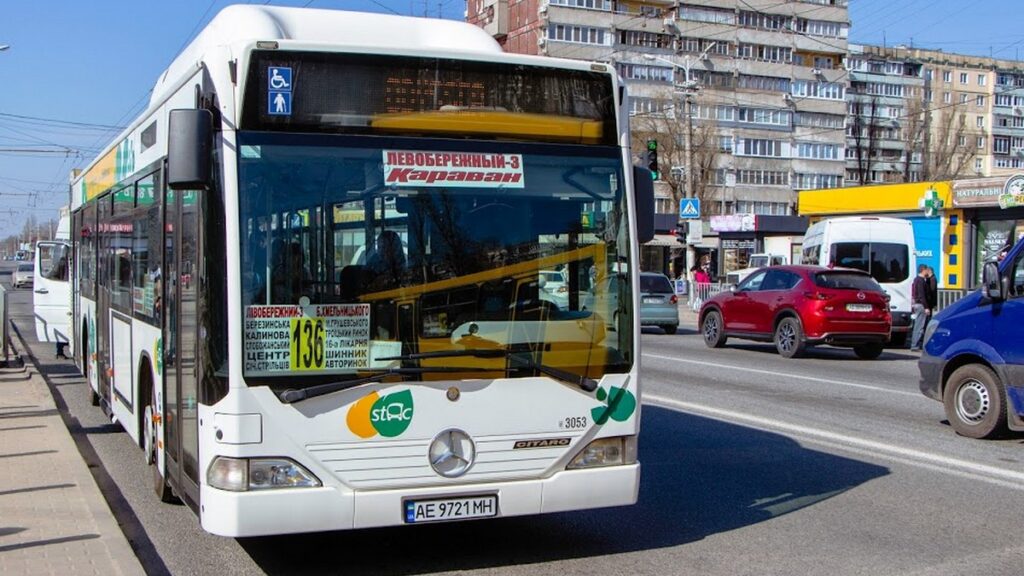 У Дніпрі прибрали сучасні великі автобуси через низький пасажиропотік