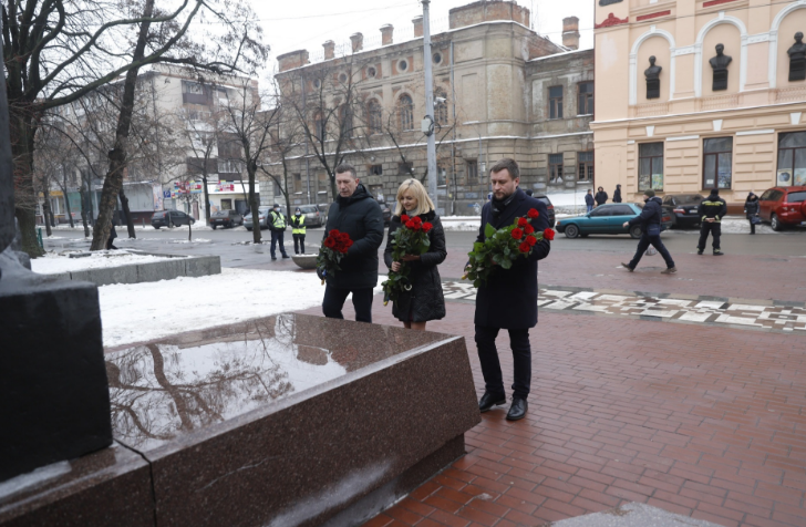 У Дніпрі на честь Дня Соборності України поклали квіти до пам’ятника Шевченку