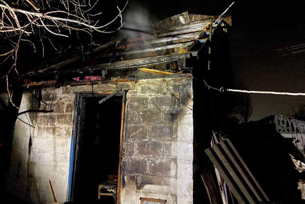 У Жовтих Водах майже згоріла господарча споруда