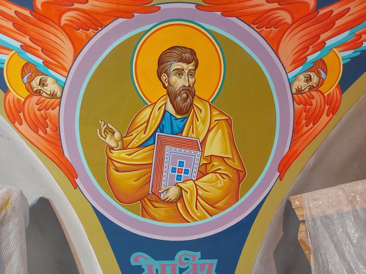 У селищі Мирний розписали храм (фото)