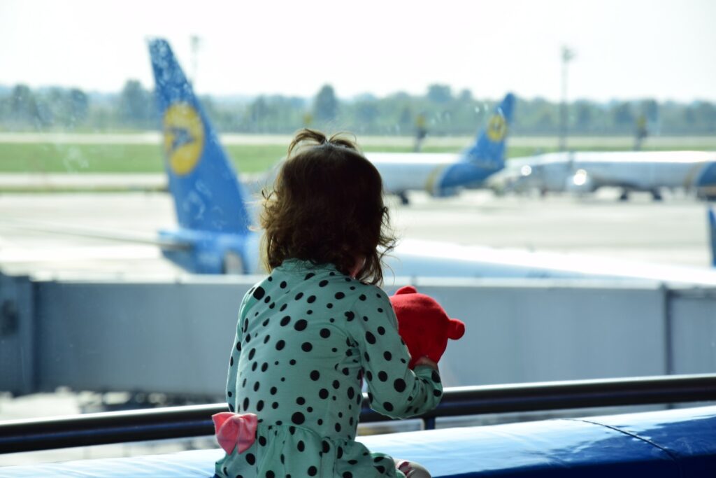Що треба знати батькам при плануванні подорожі за кордон з дитиною
