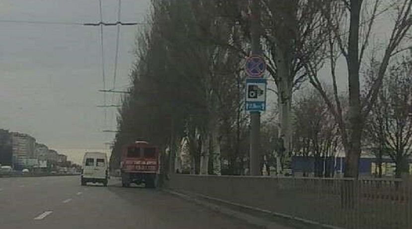 У Дніпрі після ДТП на Запорізькому шосе встановили новий дорожній знак (фото)