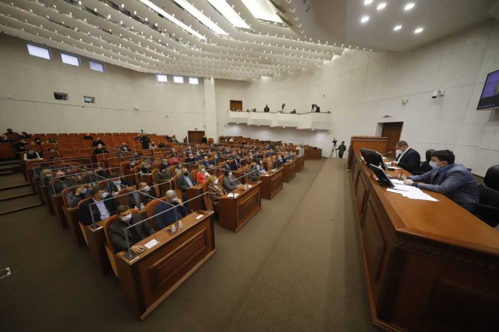 Реорганізація лікарень, екологічна безпека та культурний розвиток: які рішення прийняли на другій сесії міськради Дніпра