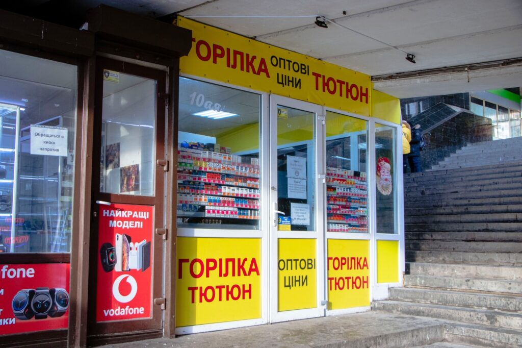 У Дніпрі виявили кіоск з безакцизними сигаретами та алкоголем