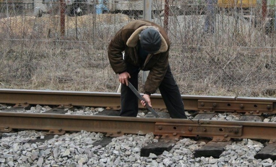 Правоохоронці затримали крадія кріплень з колій