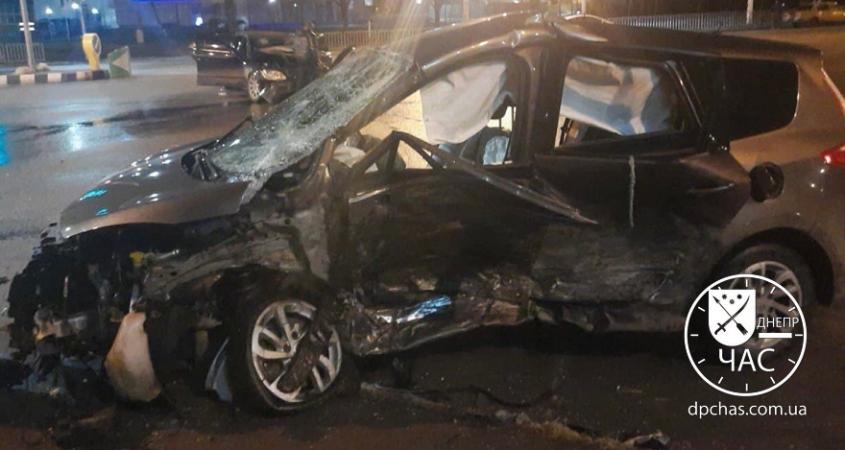 У Дніпрі в серйозному ДТП на Запорізькому шосе постраждало двоє людей (фото)