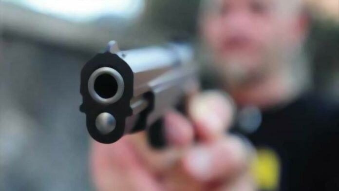 Не святковий настрій: у дніпровському гуртожитку чоловік вистрілив у сусіда