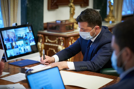 Президент підписав закон про підвищення зарплат немедичним працівникам у сфері охорони здоров’я