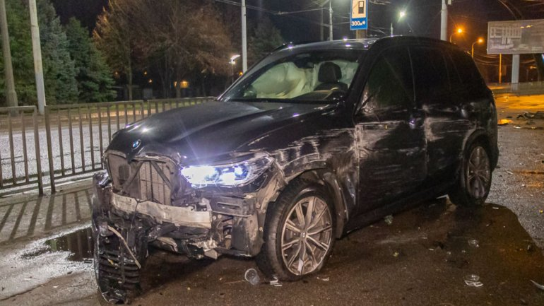 У Дніпрі на Набережній автомобіль зніс огорожу і вдарився в стіну