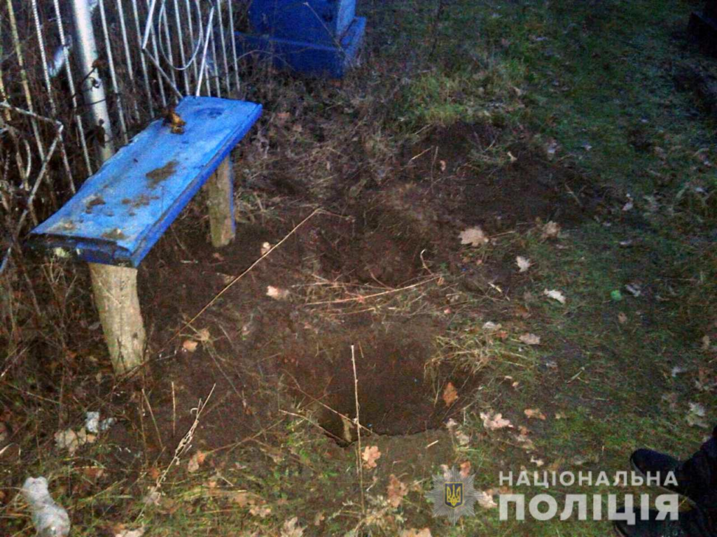 У Марганці поліція спіймала чоловіків, що вандалили на цвинтарі