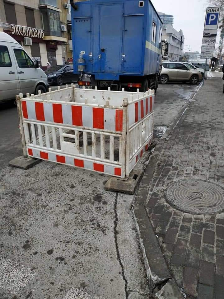 У центрі Дніпра з’явилися великі провалини у асфальті