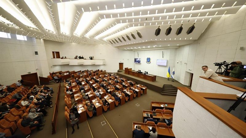 У міськраді вручили відзнаку почесного громадянина Дніпра двом науковцям
