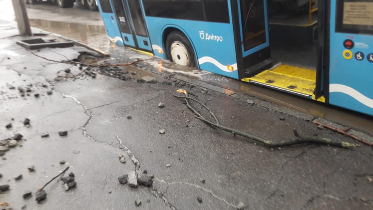 У Дніпрі тролейбус застряг у ямі посеред дороги