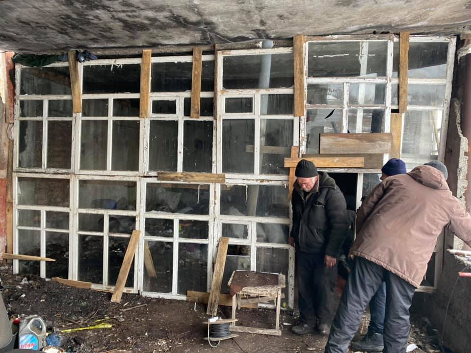У Дніпрі активні мешканці утеплили житло сім`ї місцевих безхатьків