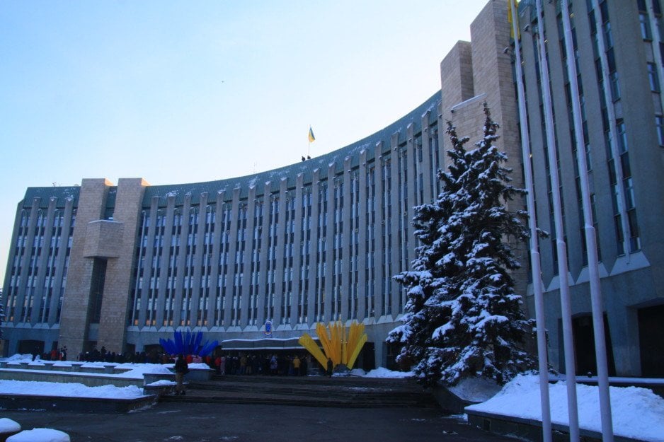 Засохлі ялинки біля міської ради Дніпра нанесли збитків на 2,5 млн гривень