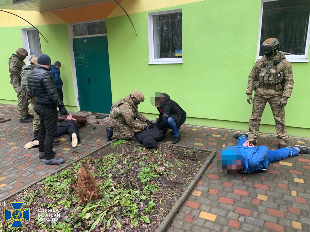 На Дніпропетровщині СБУ затримала злочинців, які вимагали у підприємця відмовитись від орендних прав