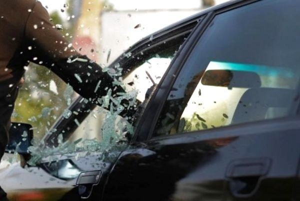 У Покрові поліцейські затримали крадія майна з автівок