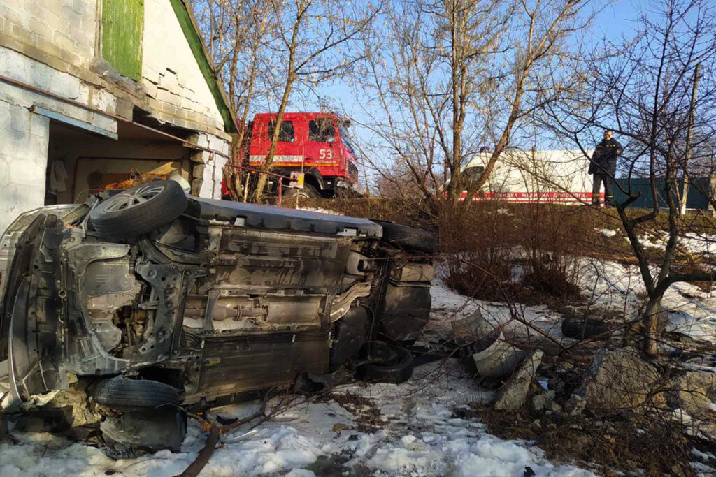На Дніпропетровщині легковик в`їхав у будівлю, постраждало п’ять людей