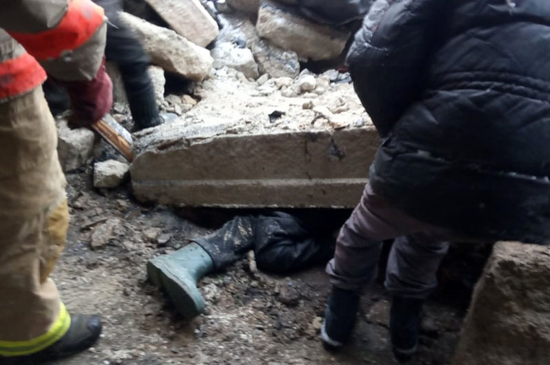 На Дніпропетровщині рятувальники вивільнили чоловіка з-під уламків залізобетонної плити