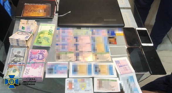 СБУ викрила міжрегіональну групу, яка підробляла паспорти країн Євросоюзу
