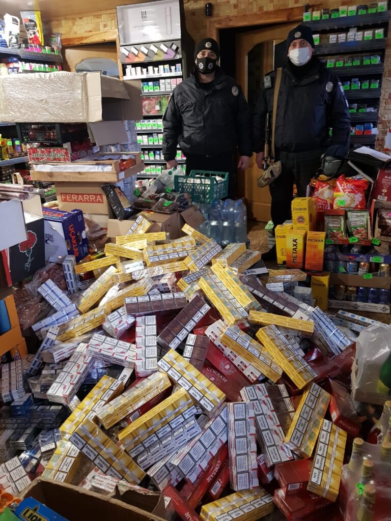 На Дніпропетровщині з магазинів вилучили понад 4 тис. пачок контрафактних цигарок та сурогатний алкоголь