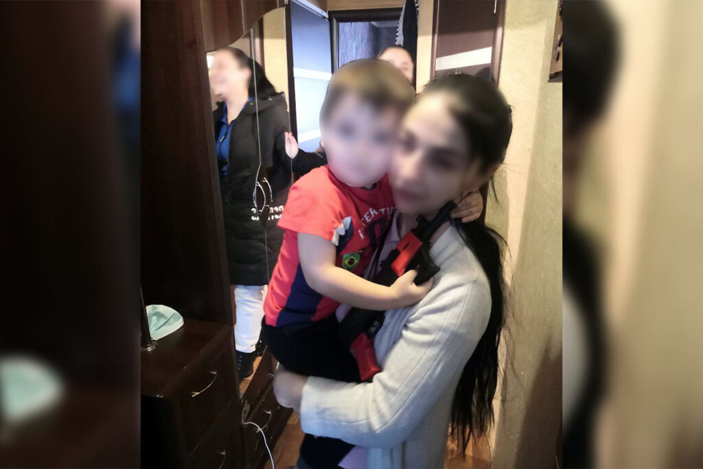 У Кривому Розі трирічну дитину зачинили саму вдома